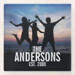 Dessous-de-verre En Verre Photo de famille personnalisée avec nom de famille<br><div class="desc">Cadeau photo de famille personnalisé, décoré avec nom de famille et établi année en blanc moderne sans serif style police, parfait avec photo carré. Cool pour afficher la photo de famille. Parfait aussi comme cadeau de vacances, cadeau de ménage, cadeau de réunion de famille et cadeau pour toutes les occasions...</div>