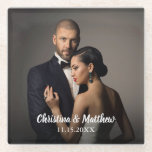 Dessous-de-verre En Verre Photo personnalisée des mariés<br><div class="desc">Célébrez les mariés avec des sous-verres en verre personnalisés avec une photo du couple heureux. Ce design comprend un modèle de texte à personnaliser avec les noms des mariés et la date du mariage, ainsi qu'un modèle de photo pour télécharger votre photo souhaitée. Personnalisez comme vous le souhaitez pour convenir...</div>