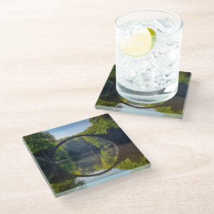 Dessous-de-verre En Verre Pont rond de rock gris sur une rivière dans la fo