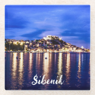 Dessous-de-verre En Verre Port éclairé en Sibenik, Croatie