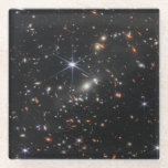Dessous-de-verre En Verre Première vue profonde de l'univers de Webb<br><div class="desc">Vaste et profonde, cette image capture une minuscule tranche du début de l'univers, grouillant de milliers de galaxies de formes et de tailles diverses. Les couleurs pâles des galaxies témoignent de leur immense distance, certaines datant de 13, 8 milliards d'années. Les galaxies spirales, comme notre propre Voie Lactée, serrent de...</div>