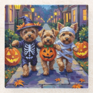 Dessous-de-verre En Verre Yorkipoo faisant Trick-or-Treating dans des costum