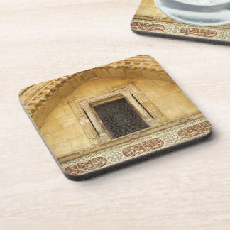 Dessous-de-verre Fenêtre en bois brun sculpté sur l'église copte da