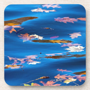 Dessous-de-verre Feuilles d'automne sur l'eau bleue