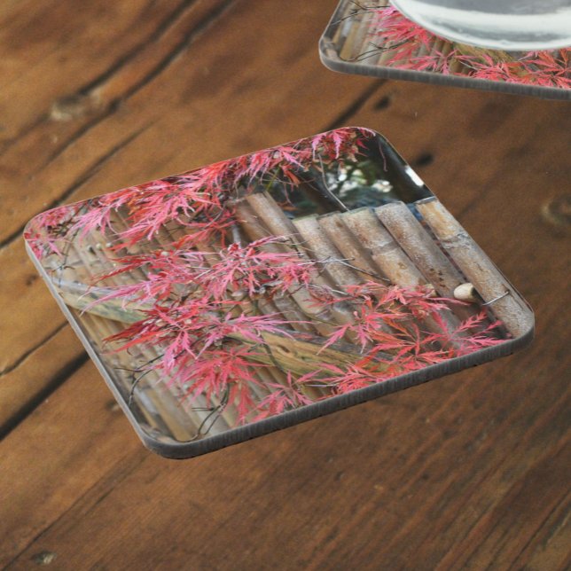 Dessous-de-verre Feuilles d'érable japonais rouge et clôture de bam (In Situ)