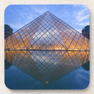 Dessous-de-verre France, Paris. Le Louvre au crépuscule. Crédit