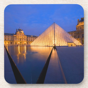 Dessous-de-verre France, Paris. Le musée du Louvre au crépuscule.