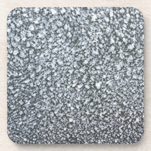 Dessous-de-verre givre de près sur la vitre de la voiture