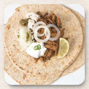 Dessous-de-verre Gyros pita with tzatziki coleslaw olives and feta