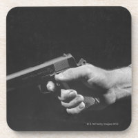 Homme tenant l'arme à feu