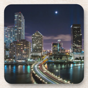 Dessous-de-verre Horizon de ville de Miami avec le pont la nuit