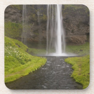 Dessous-de-verre Islande. Personnes sur le sentier derrière Seljala
