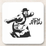 Dessous de verre Jew Jitsu | Cadeaux Juifs Bar Mit<br><div class="desc">Excellent cadeau pour votre prochain Bar Mitzvah! 

Ce dessous de verre carré impressionnant contient un design graphique noir et du texte noir,  il est le mieux placé sur une couleur arrière - plan claire.


humour juif drôles juifs "ju jitsu" "jew jitsu" hilarant juif hébreu</div>