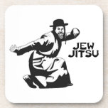 Dessous de verre Jew Jitsu | Cadeaux Juifs Bar Mit<br><div class="desc">Excellent cadeau pour votre prochain Bar Mitzvah! Ce dessous de verre carré impressionnant contient un design graphique noir et du texte noir, il est meilleur sur une couleur arrière - plan légère. humour juif drôles juifs "ju jitsu" jew jitsu" hibrew juif hilarant</div>