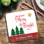 Dessous-de-verre Jours de Noël Soyez Joyeux Arbre brillant Gold Sta<br><div class="desc">"Que vos journées soient joyeuses et brillantes." Une illustration ludique d'une citation de typographie de script rouge et des arbres verts, contre les étoiles de parties scintillant d'or et les arrière - plans rustiques en bois de grange de pays rouge, vous aide à inaugurer Noël et le Nouvel An. Sentez...</div>