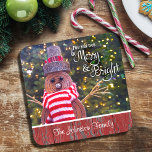 Dessous-de-verre Joyeux et brillant mignon Russe Snowman Nom person<br><div class="desc">"Que vos journées soient joyeuses et brillantes." Une photo de gros plan d'un joyeux et mignon bonhomme de neige en rondins rustiques, enveloppé d'un foulard rayé rouge et blanc contre des arbres éclairés vous aide à inaugurer Noël et Nouvel An. Sentez la chaleur et la joie de la saison des...</div>