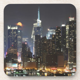 Dessous-de-verre La lune se lève au-dessus du Midtown New York.