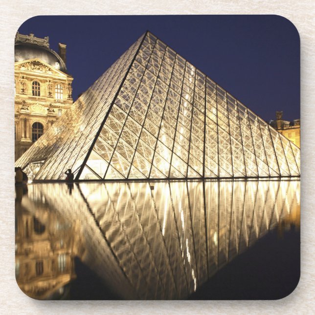Dessous-de-verre La vue nocturne de la Pyramide de verre du Musée d (Devant)