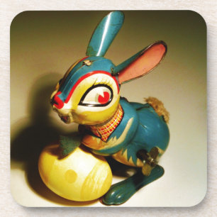Dessous-de-verre lapin jouet et oeuf jaune pâle