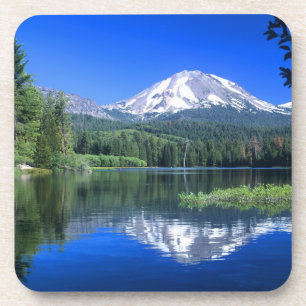 Dessous-de-verre Le mont Lassen s'élève au-dessus du lac Manzanita