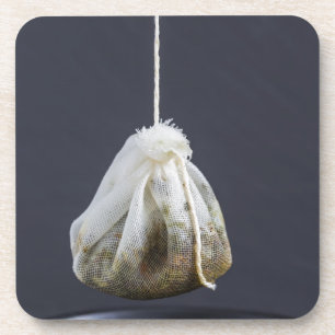 Dessous-de-verre Le sac de thé est suspendu dans une tasse