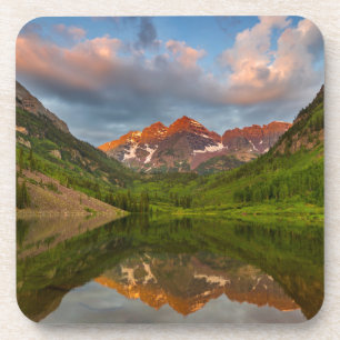 Dessous-de-verre Maroon Bells se reflètent dans le calme du lac Mar