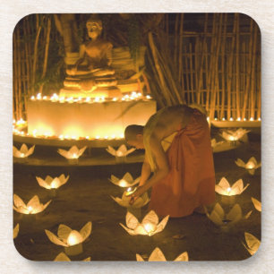 Dessous-de-verre Moines allumant des bougies khom loy et des lanter