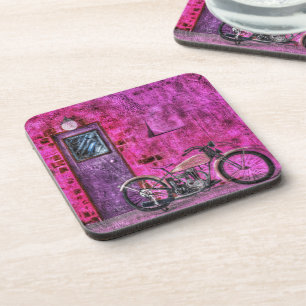 Dessous-de-verre Moto ancienne rétro rose dans une ruelle