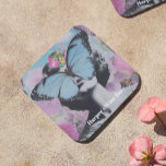 Dessous-de-verre Papillon rose et bleu Retro Pop Art<br><div class="desc">Ce design allie l'esthétique de la coquette à une ambiance de collage rêveuse et rétro. Un papillon bleu frappant repose sur le visage d'une femme, ajoutant mystère et fantaisie, tandis que les tons pastel de papillons rose et lavande floutent autour, rehaussant l'atmosphère éthérée. Des fleurs éclatantes fleurissent dans l'arrière -...</div>