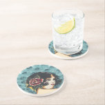 Dessous de verre Peacock Fille vintage<br><div class="desc">Retro 50's Pin Up Girl Inspiré esthétique avec cheveux Brown foncé ou noir avec de belles plumes de paon comme l'Arrière - plan. Idéal pour un Bistro Retro Style Mariage des années 50 comme Dessous de verre de Mariage pour les Marionnettes et Favoris de Mariage en guise de remerciement Gardez...</div>