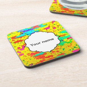 Dessous-de-verre Peignez éclabousse sur un arrière - plan jaune