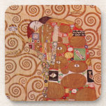 Dessous-de-verre Réalisé par Gustav Klimt, Art Nouveau vintage<br><div class="desc">L'accomplissement (alias L'Embrassade) (1909) par Gustav Klimt est une peinture à l'huile symboliste de l'ère victorienne représentant un jeune couple s'étreignant avant de s'embrasser, un portrait d'amour et de romance d'art fin. À propos de l'artiste : Gustav Klimt (1862-1918) était un peintre symboliste autrichien et l'un des membres les plus...</div>