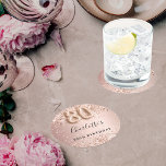 Dessous-de-verre Rond En Papier 80e anniversaire rose or nom<br><div class="desc">Élégant, classique, glamour pour une fête de 80ème anniversaire. arrière - plan rose or et dégradé de rougeur. Décoré de confettis d'or rose. Personnalisez et ajoutez un nom. Le nom est écrit avec un script de style moderne en lettres de couleur rose foncé. Le numéro 80 est écrit avec une...</div>