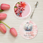 Dessous-de-verre Rond En Papier Beau Swan Floral Damask Baby shower Favoriser<br><div class="desc">Découvrez le charme enchanteur de notre collection "Beautiful Swan Pink Floral Damask Girl Baby shower". Immergez-vous dans l'élégance d'un cygne capturé dans son moment le plus époustouflant, les ailes étalées dans un écran gracieux. De délicieuses fleurs de lotus roses ornent le premier plan, leurs pétales embrassant doucement le bord de...</div>