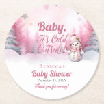 Dessous-de-verre Rond En Papier Bébé rose C'est froid dehors Baby shower de fille<br><div class="desc">Nous savons que vous êtes impatient de voir votre petit et cette saison d'hiver, le design "Baby, It's Cold Outside" vous célèbre, vous et votre petit, dans toute sa gloire rose ! Un mignon bonhomme de neige [femme des neiges] est tout vêtu de son meilleur rose contre un arrière -...</div>