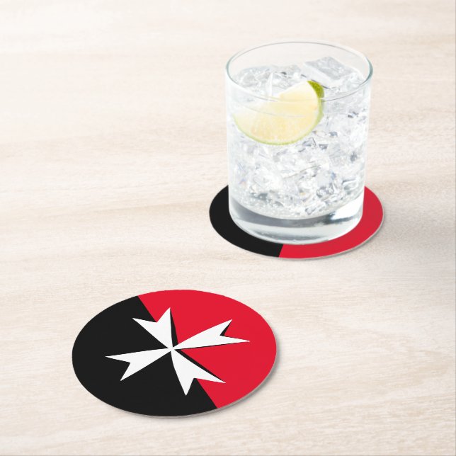 Dessous-de-verre Rond En Papier Croix de Malte blanche & symbole du drapeau de Mal (En situation)