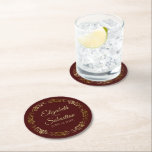 Dessous-de-verre Rond En Papier Dentelle d'or sur Auburn Brown Mariage élégant<br><div class="desc">Ces beaux dessous de verre mariages présentent un design simple mais élégant avec une bordure en dentelle en faux feuille d'or sur un arrière - plan de couleur auburn ou chocolat. Il y a des lettres en or avec les noms du couple et la date du mariage. Merveilleux souvenir mariage...</div>