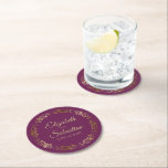Dessous-de-verre Rond En Papier Dentelle d'or sur Cassis Purple ou Magenta Chic Ma<br><div class="desc">Ces beaux dessous de verre mariages présentent un design simple mais élégant avec une bordure en dentelle en faux feuille doré sur un arrière - plan couleur cassis violet, magenta ou baie. Il y a des lettres en or avec les noms du couple et la date du mariage. Merveilleux souvenir...</div>