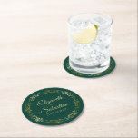 Dessous-de-verre Rond En Papier Dentelle d'or sur Emerald Green Mariage élégant<br><div class="desc">Ces beaux dessous de verre mariages présentent un design simple mais élégant avec une bordure en dentelle en faux feuille d'or sur un arrière - plan couleur vert émeraude. Il y a des lettres en or avec les noms du couple et la date du mariage. Merveilleux souvenir mariage ou enregistrer...</div>