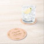 Dessous-de-verre Rond En Papier Dentelle d'or sur la plage de corail Mariage éléga<br><div class="desc">Ces beaux dessous de verre mariages présentent un design simple mais élégant avec une bordure en dentelle en faux feuille d'or sur un arrière - plan de couleur orange clair ou corail pêche. Il y a des lettres en or avec les noms du couple et la date du mariage. Merveilleux...</div>