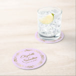 Dessous-de-verre Rond En Papier Dentelle d'or sur Lilac Purple Mariage élégant<br><div class="desc">Ces beaux dessous de verre mariages présentent un design simple mais élégant avec une bordure en dentelle en faux feuille d'or sur un arrière - plan couleur violet lilas clair. Il y a des lettres en or avec les noms du couple et la date du mariage. Merveilleux souvenir mariage ou...</div>