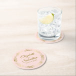 Dessous-de-verre Rond En Papier Dentelle d'or sur un mariage rose pâle et rose élé<br><div class="desc">Ces beaux dessous de verre mariages présentent un design simple mais élégant avec une bordure en dentelle en faux feuille d'or sur un arrière - plan rose pâle. Il y a des lettres en or avec les noms du couple et la date du mariage. Merveilleux souvenir mariage ou enregistrer le...</div>