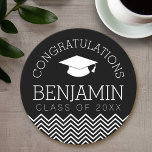 Dessous-de-verre Rond En Papier Félicitations Graduate Graduate Graduate PEUT MODI<br><div class="desc">Un design moderne et minimal pour une célébration de remise de diplômes. Ajoutez le texte personnalisé de votre diplômé au design noir et blanc pour rendre un memento ou une fête de remise de diplômes service.</div>