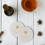 Dessous-de-verre Rond En Papier Feuille d'automne minimaliste "tomber dans l'amour<br><div class="desc">Tombez amoureux de ce design moderne et minimaliste pour les mariages d'automne, les fêtes de fiançailles ou les dîners de répétition. Le design épuré et minimaliste est composé d'un arrière - plan blanc cassé et doux, agrémenté d'une feuille d'aquarelle aux couleurs chaudes de l'automne. "Fall in love" apparaît en dessous,...</div>