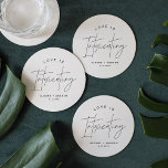 Dessous-de-verre Rond En Papier HARLOW L'amour Mariage moderne est enivrant<br><div class="desc">Harlow Collection - un mélange parfait de sophistication propre et de modernité. Il est conçu avec une police de caractères moderne qui respire le style et l'élégance. Chaque produit de la collection est soigneusement conçu pour présenter un look à la fois intemporel et tendance.</div>
