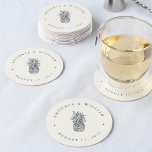 Dessous-de-verre Rond En Papier Île Vintage Mariage ananas<br><div class="desc">Convient parfaitement aux mariages d'été, tropicaux, hawaiiens ou du sud, notre design mariage chic insulaire présente une illustration d'ananas de style vintage avec vos noms et la date mariage en lettrage bleu marine fumé sur un arrière - plan écossais chaleureux. Coordonner avec notre collection de mariages d'ananas Vintage de l'île....</div>