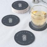 Dessous-de-verre Rond En Papier Île Vintage Mariage ananas<br><div class="desc">Convient parfaitement aux mariages d'été,  tropicaux,  hawaiiens ou du sud,  notre design mariage chic insulaire présente une illustration d'ananas de style vintage avec vos noms et date mariage en lettres écru élégantes sur un arrière - plan bleu marine fumé. Coordonner avec notre collection de mariages d'ananas Vintage de l'île.</div>