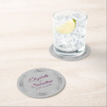Dessous-de-verre Rond En Papier La dentelle argentée Magenta sur le gris Mariage é<br><div class="desc">Ces beaux dessous de verre mariages présentent un design simple mais élégant avec du magenta, du cassis violet ou des lettres de script couleur baies et une bordure en dentelle en faux feuille argent sur un arrière - plan gris. Il y a de la place pour les noms du couple...</div>