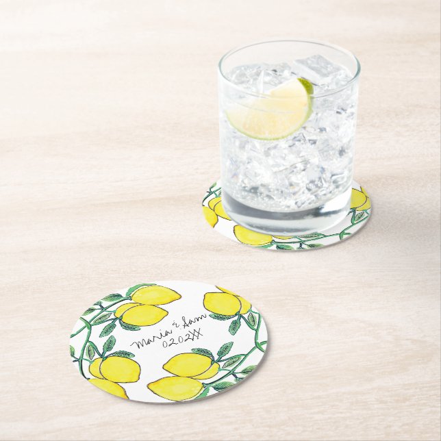 Dessous-de-verre Rond En Papier Mariage à l'aquarelle Citron Script (En situation)