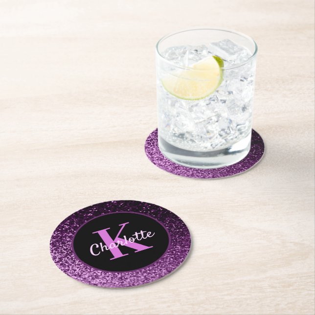 Dessous-de-verre Rond En Papier Monogramme de nom scintillant rose violet (En situation)
